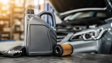 روغن موتور 5W40 در کنار فیلتر روغن و خودروی در حال سرویس در تعمیرگاه_ موتورازین